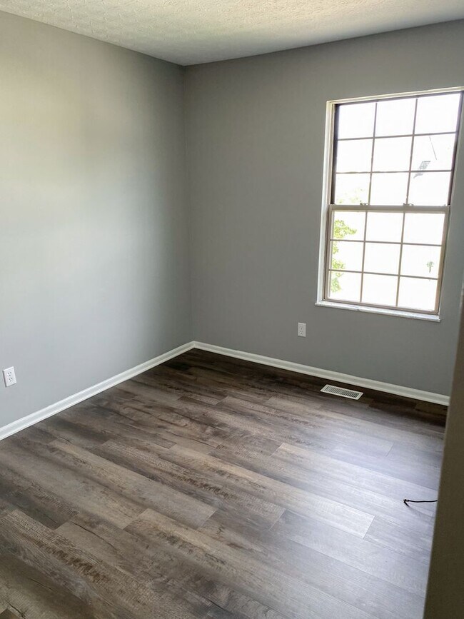 Foto del edificio - Beautifully Updated Home with Finished Low...