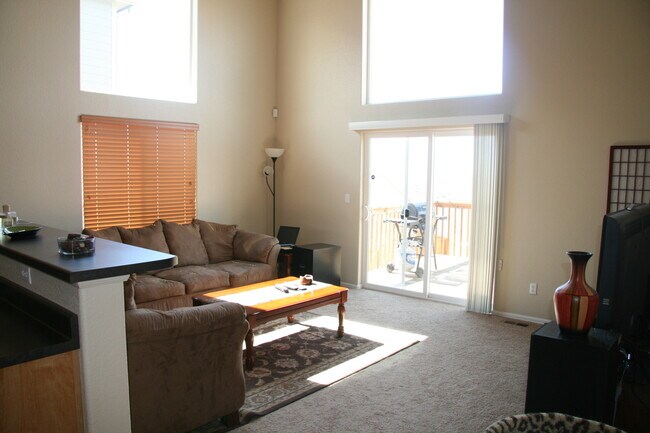 Building Photo - Beautiful 3 bedroom home available with mo...