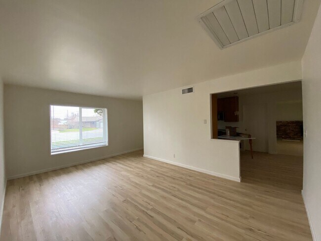 Building Photo - All updated: Central Roseville, 3 bedroom ...