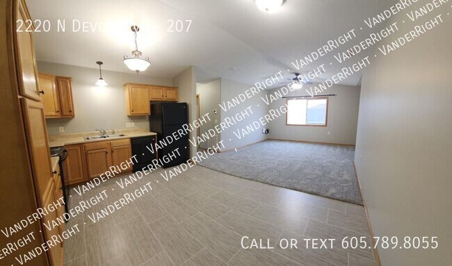 Building Photo - 2220 Devon Ave