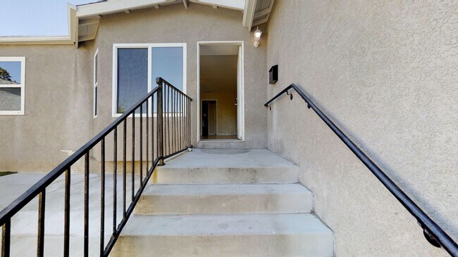 Building Photo - 6BD/3BA on College Ave!