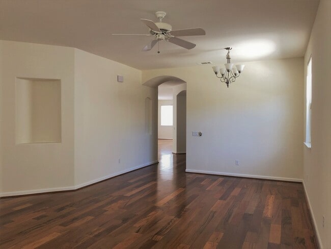 Building Photo - Available Now! 3 Bedroom 2 Bath Spacious H...