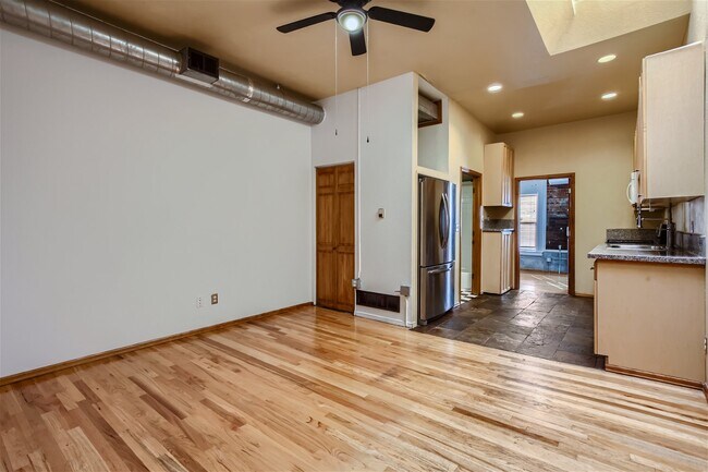 Foto del edificio - 720-728 W 5th Ave