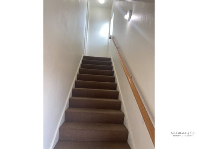 Foto del edificio - NEW LISTING! QUIET Charm. Upper STUDIO APT...