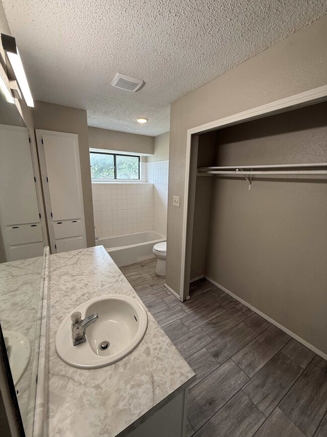 Building Photo - 1204 Greenbriar Loop