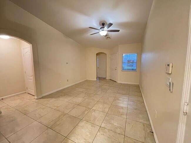 Building Photo - Carry Over Showing: This property has been shown before and will be rented to the first most qual...