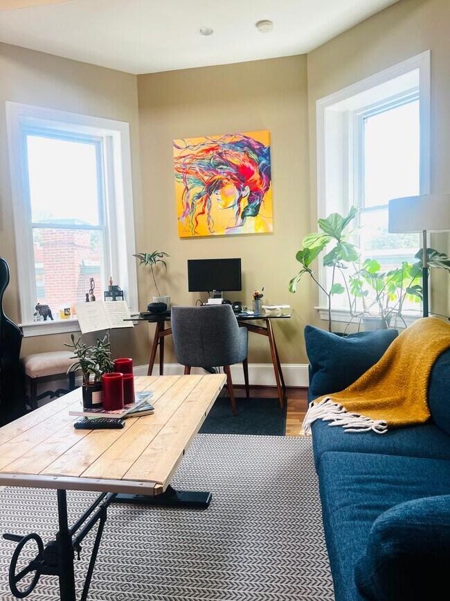 Foto del edificio - Columbia Heights Penthouse Condo | 1 Bed | 1 Bath | 600 Sf