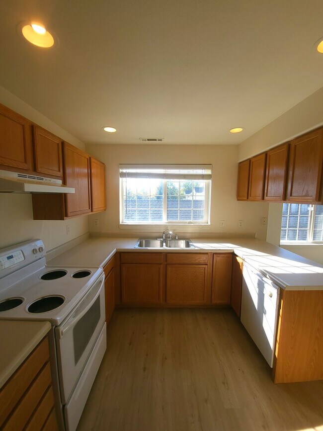 Foto del edificio - PRICE REDUCED ...Cozy upper level 3BD 2BA