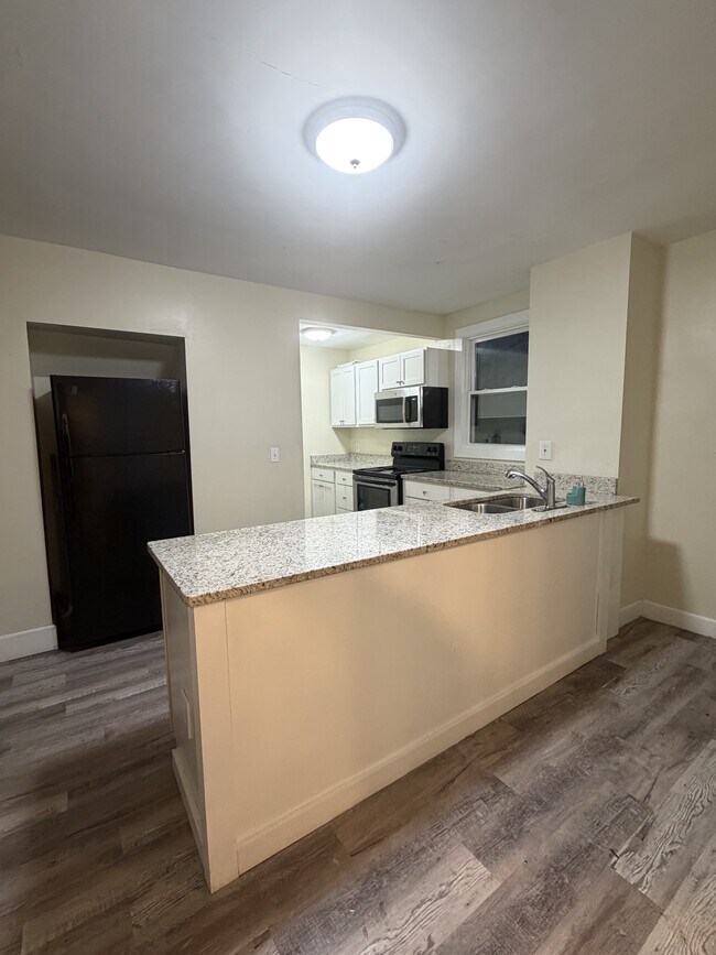 Building Photo - 564 High St