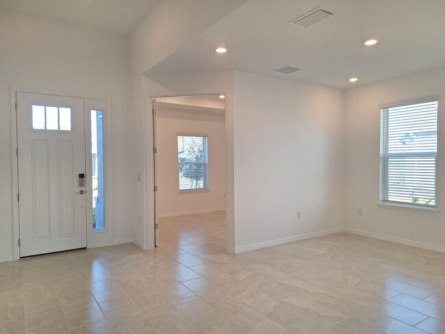 Building Photo - BRAND NEW ARDISIA PARK HOME !
