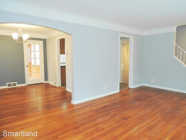 Building Photo - 3 br, 1.5 bath House - 266 E. 271st Street