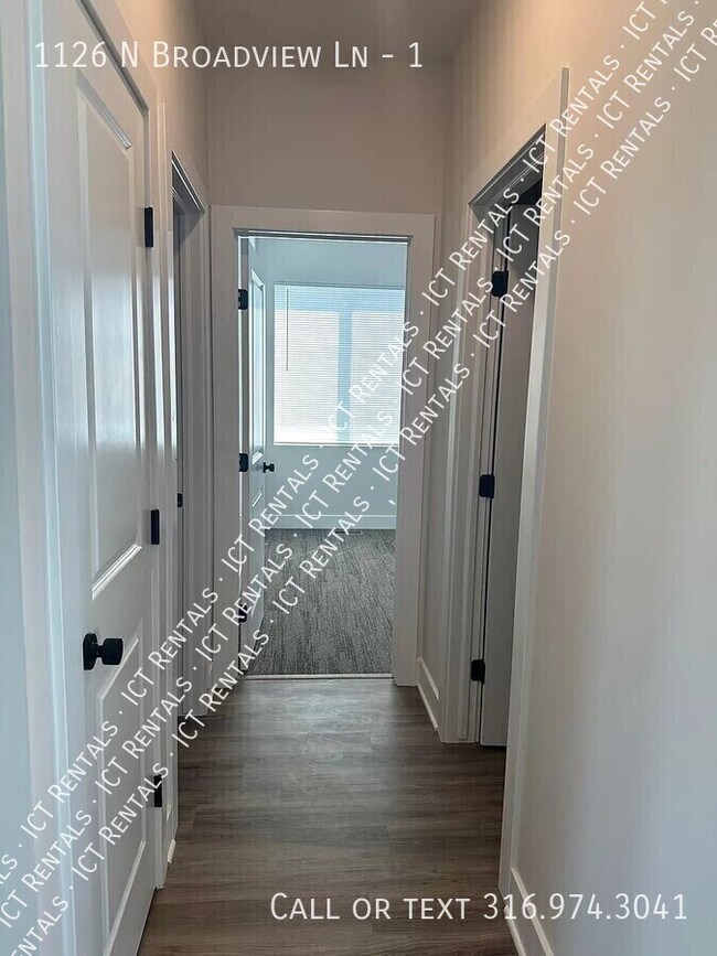 Foto del edificio - 1126 N Broadview Ln
