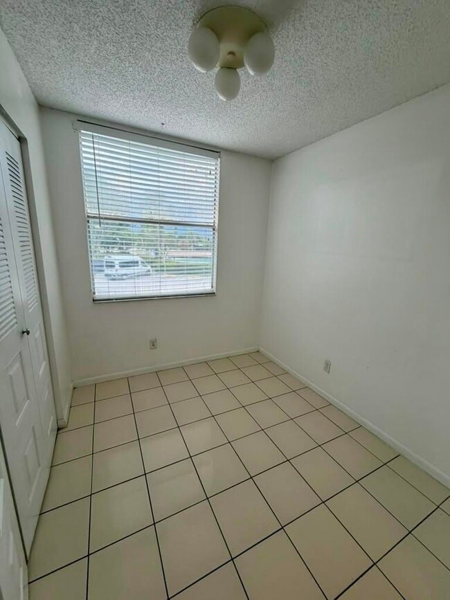 Building Photo - 7895 Margate Blvd