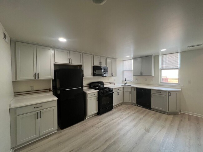 Building Photo - Beautifully Renovated Large 3 Bed/ 2 Bath ...