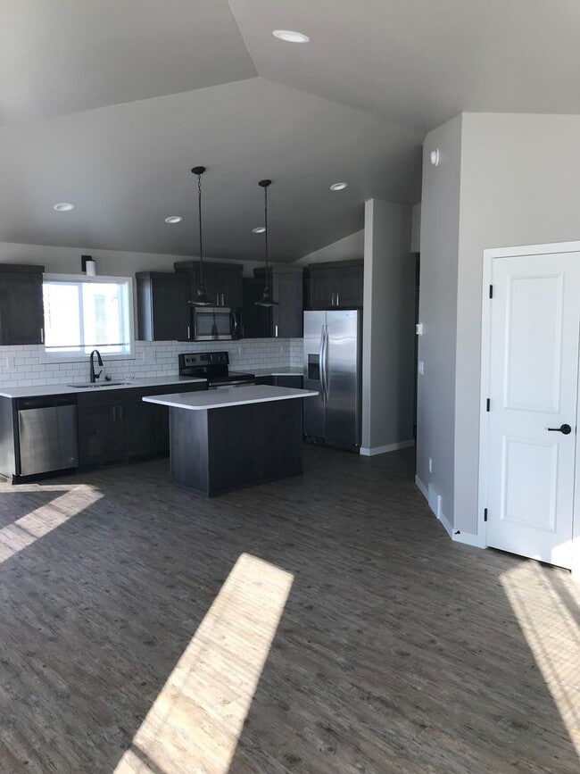 Building Photo - 4 Bed 3 Bath Single Family Home