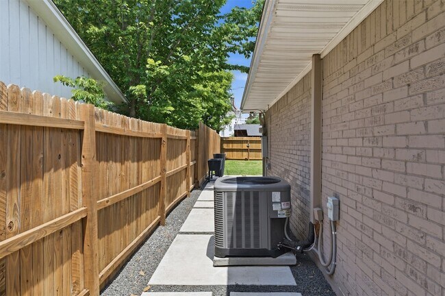 Building Photo - 8526 Cedel Dr