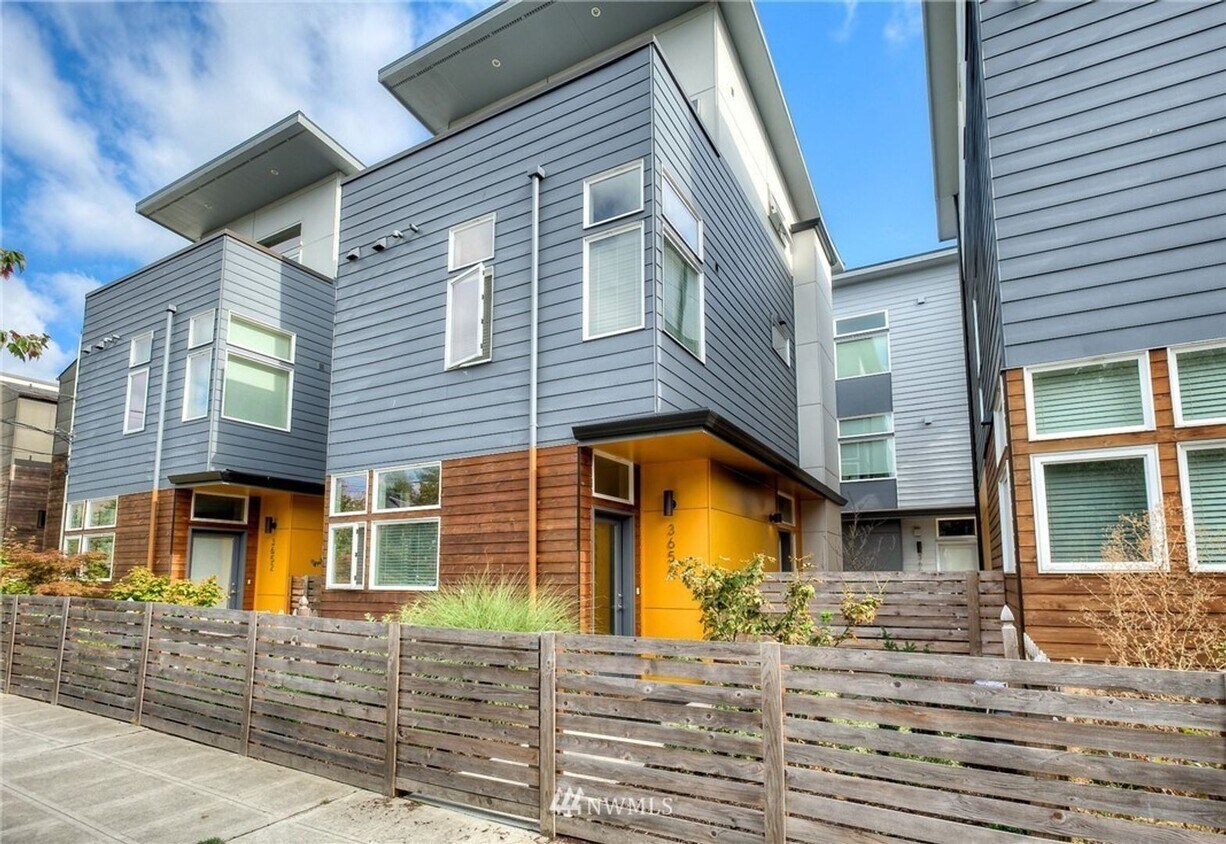 Foto principal - LIKE NEW LUXURY GENESEE PARK TOWNHOME AVAI...