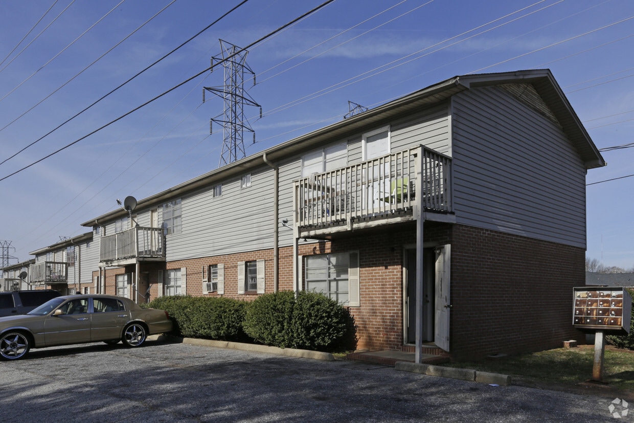 Primary Photo - 100 Lily St