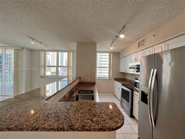 Building Photo - 1155 Brickell Bay Dr