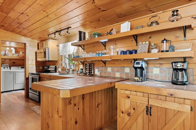 Foto del edificio - 1390 Snake Nation Rd