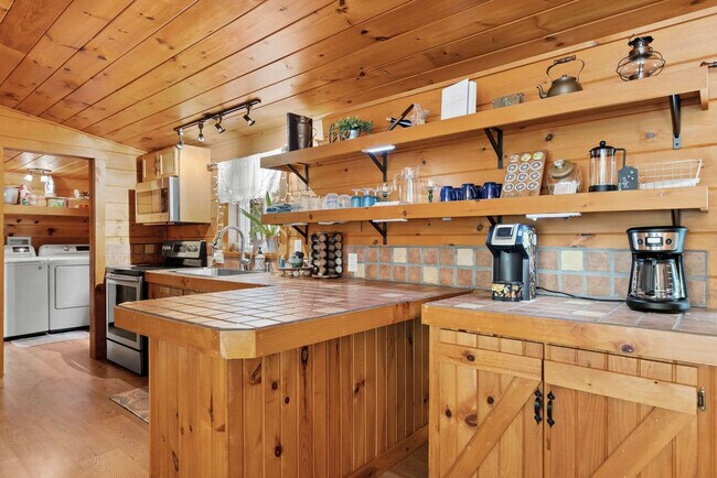 Foto del edificio - 1390 Snake Nation Rd