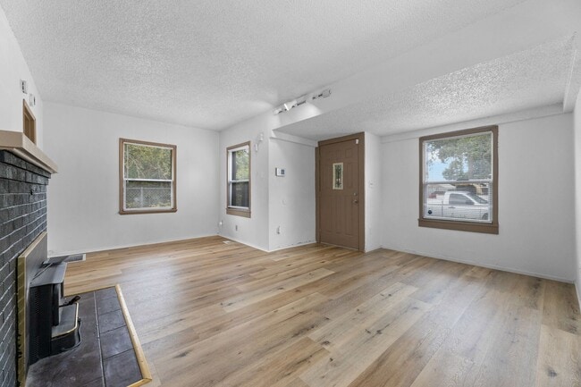 Building Photo - 2 Bed, 2 Bath Home – Prime Location Near F...