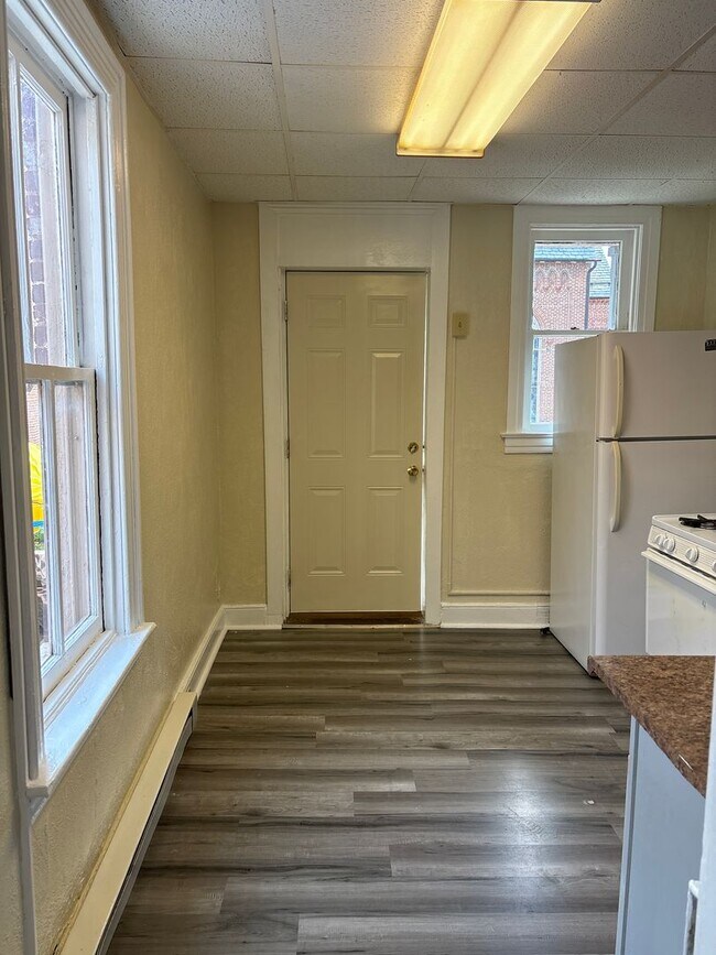 Building Photo - Video in Photos! Downtown 3 Bedroom with p...