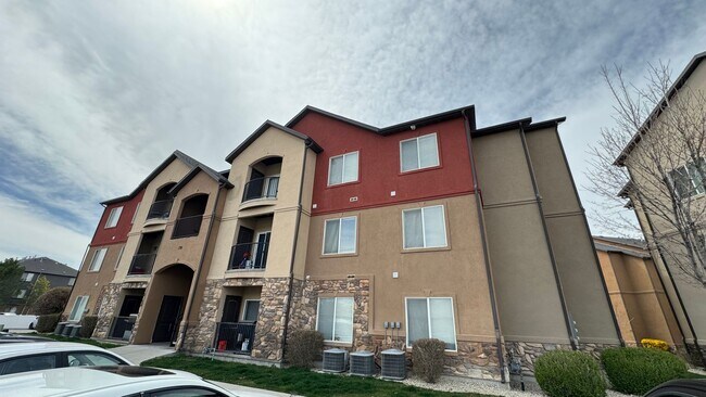 Building Photo - Top floor 3 bedroom 2 bath condo!
