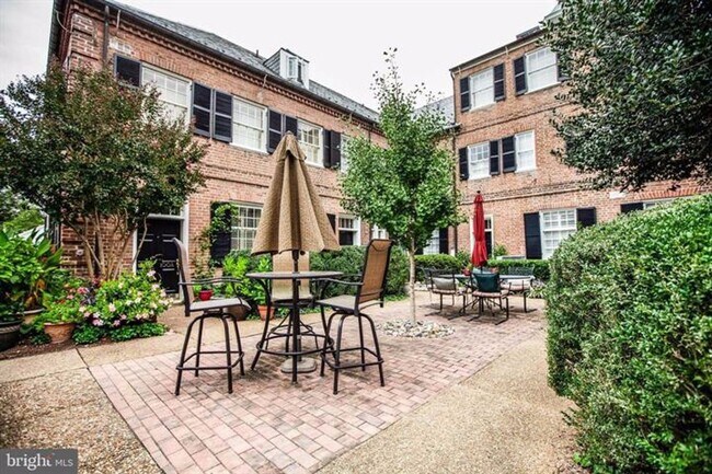 Building Photo - Spacious 2 Bed in Historic Downtown Freder...