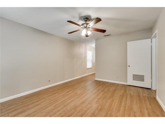 Foto del edificio - 404 Franklin Blvd