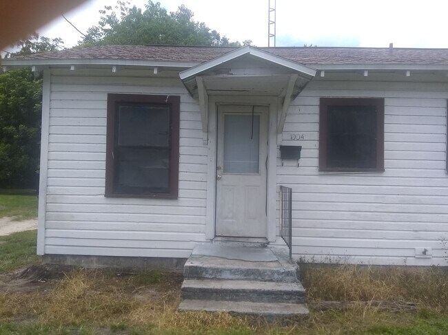front - 1004 NE 8th Ave