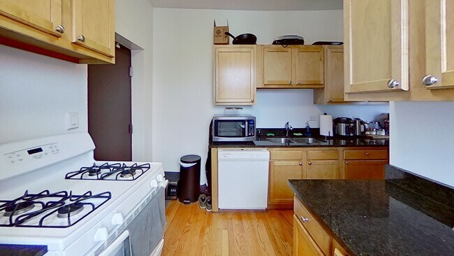 Foto del edificio - 1335 W Addison St