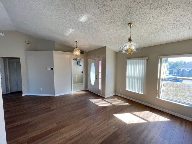 Foto del edificio - Available for move-in Feb 14th! Charming 3...