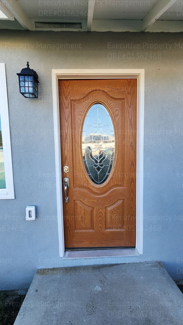 Building Photo - Remodeled 2 bedroom/ 1 bathroom