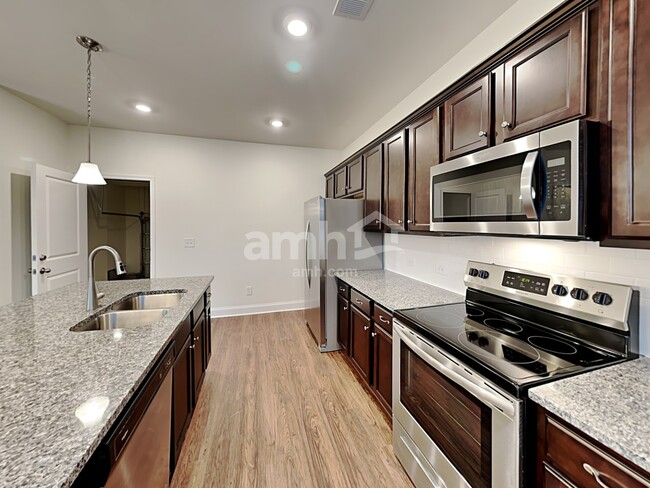 Foto del edificio - 8115 Brookbend Dr