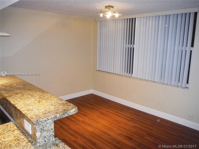 Foto del edificio - 9431 Live Oak Pl