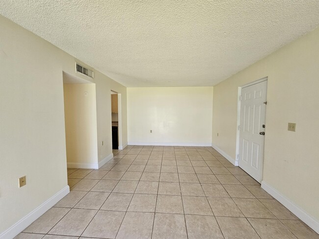 Foto del edificio - 1215 Benoist Farms Rd