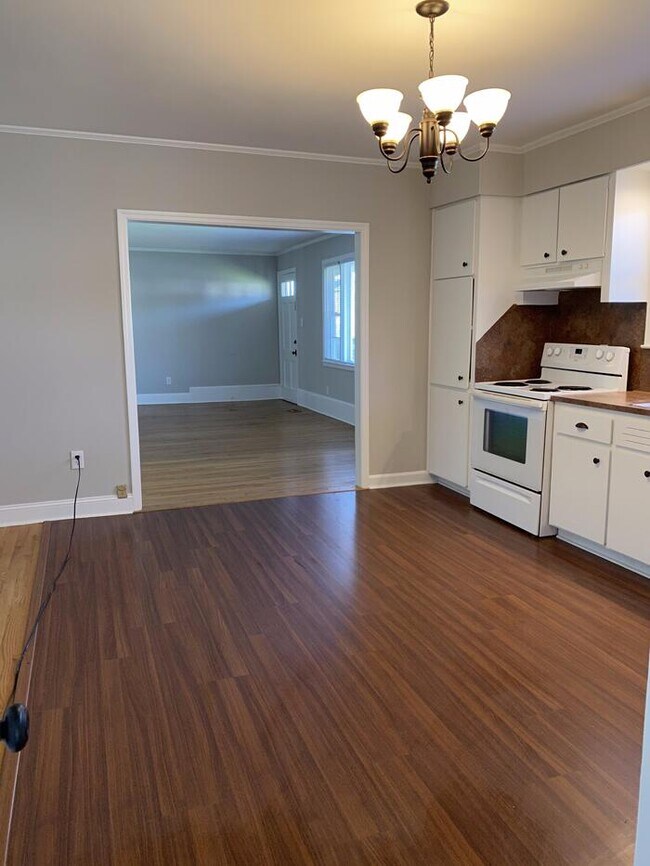 Building Photo - Charming Vintage Ranch, Den, Fireplace, Screened Porch