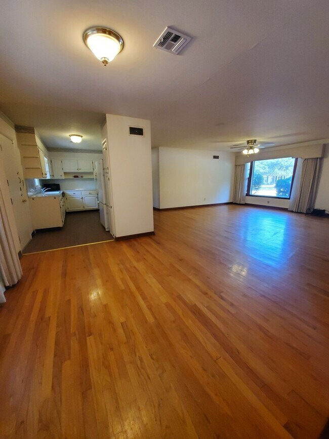 Foto del edificio - PRELEASING for Mid-August 2026! (3) Bed/(2...