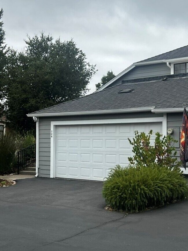 Foto del edificio - 736 Hillside Dr