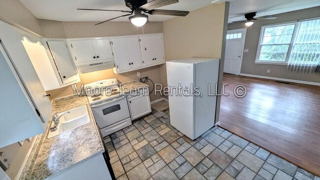 Building Photo - 2/1 Apt - Carport