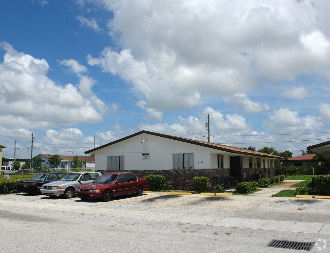 Building Photo - 5533 SW 18th St