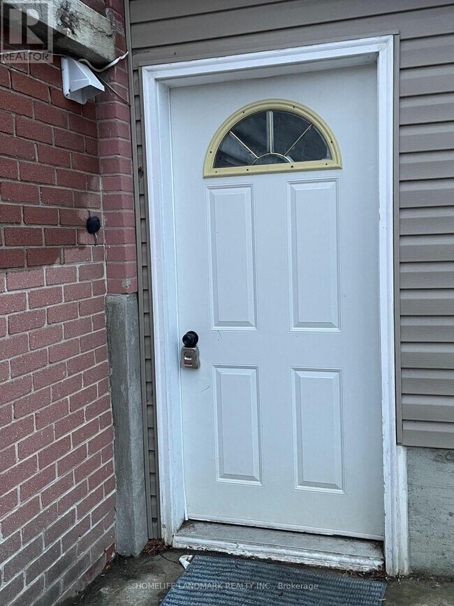 Photo du bâtiment - 448 Osiris Dr