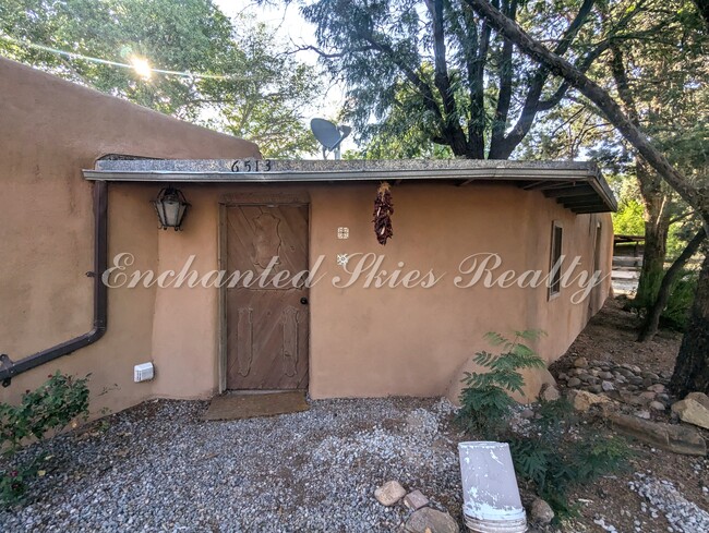 Foto del edificio - 6513 Guadalupe Trail NW