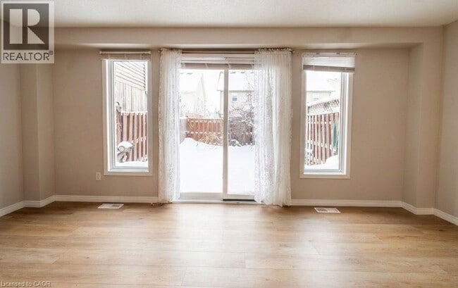 Photo du bâtiment - 97 Max Becker Dr