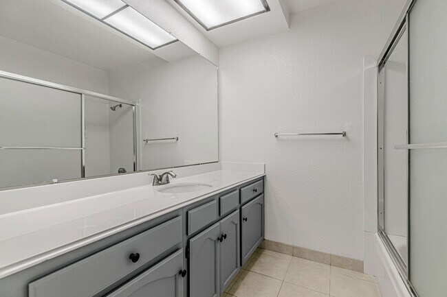 Foto del edificio - Spacious and Charming 4-Bedroom Home in Pr...