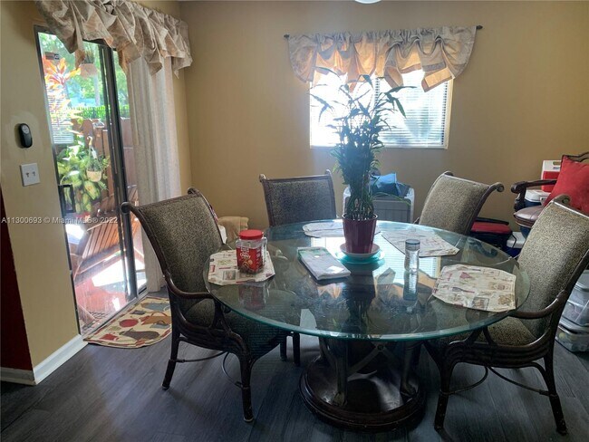 Foto del edificio - 115 San Remo Blvd