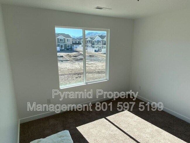 Building Photo - 557 Winding River Ave