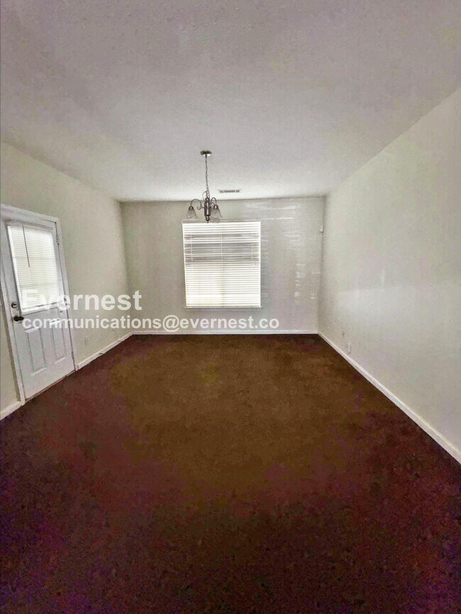 Foto del edificio - 7688 Creekside Ln