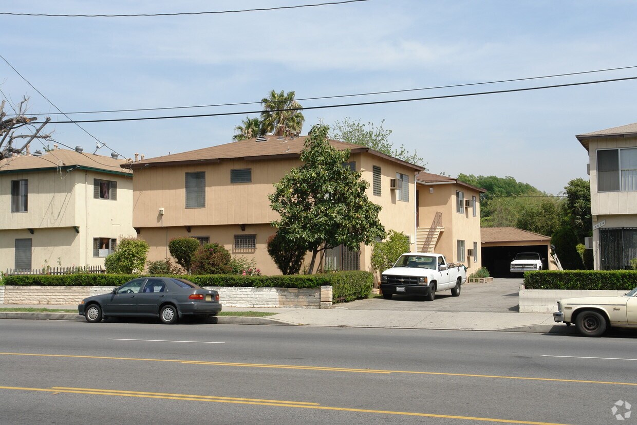 Foto principal - 6640 Woodman Ave